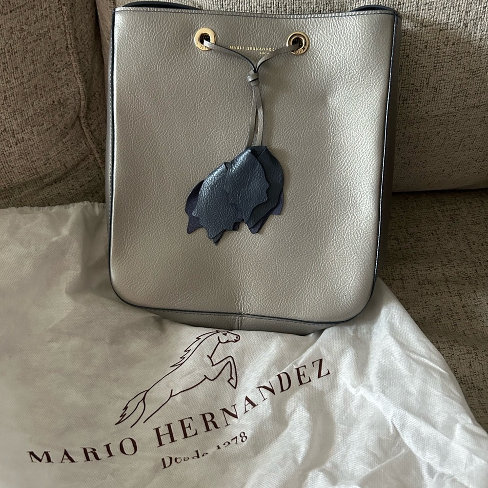 Mario Hernández silver leather shoulder bag